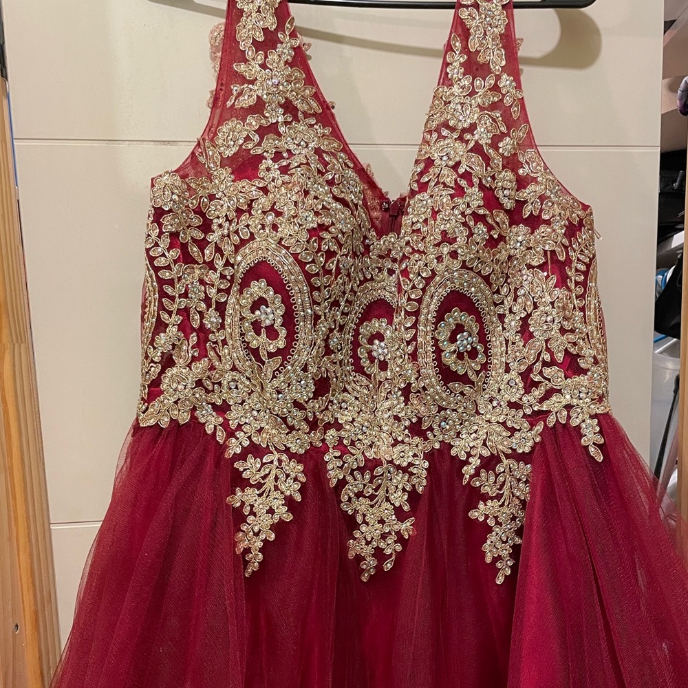 I’m selling this beautiful dress worn once